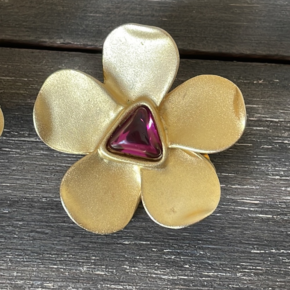 SOLD Vintage Carolina Herrera Clip on Floral Earrings Gold Tone - Picture 4 of 6